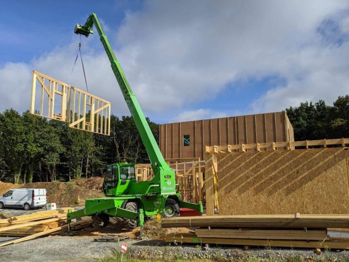 Réalisation d’une maison à ossature bois solide et durable.